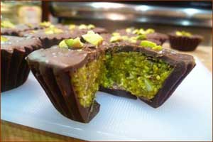 preparation-of-chocolate-with-pistachio