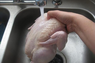  شستن مرغ خام ضرر دارد، مراقب باشید!! 