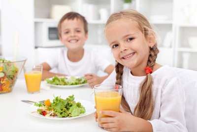  چگونه کودکان را تشویق به خوردن غذاهای سالم کنیم؟ 