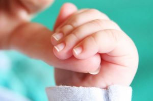 آشنایی با روش صحیح گرفتن ناخن نوزادان