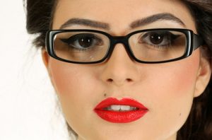 ترفندهای آرایشی ویژه ی عینکی ها