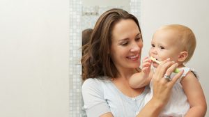 چگونه کودکم را به مسواک زدن تشویق کنم؟