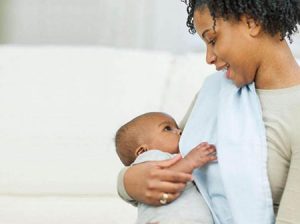  علت عرق کردن نوزاد هنگام شیرخوردن 